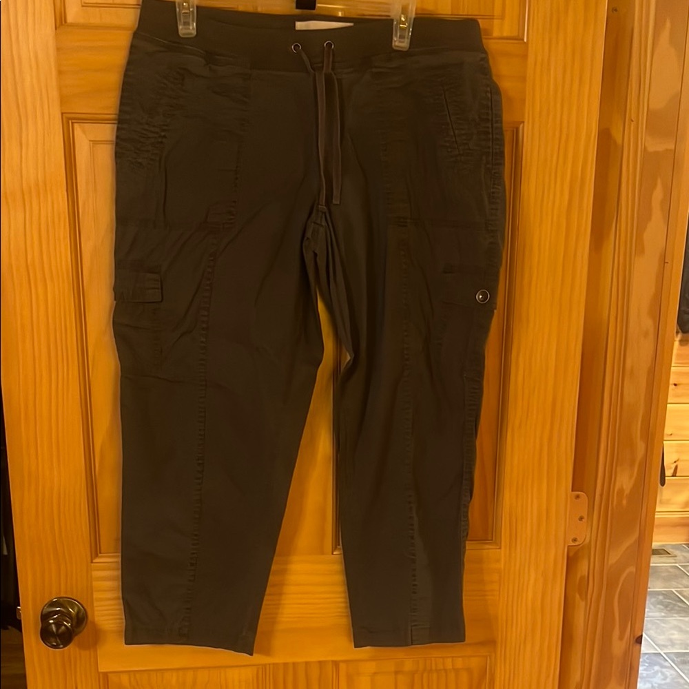 Sonoma Gray Capri Cargo Pants Versatile and Durable